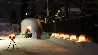 黒壁に並ぶかまくら。