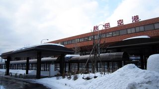 冬はターミナル前にかまくらも。