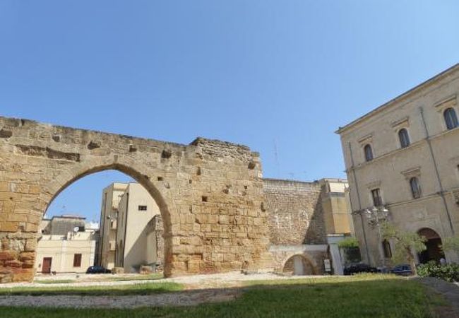 古代ローマ遺跡が美しく飾る広場♪