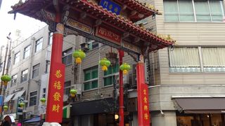 少々、裏門風かな