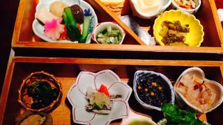沢山の季節の食材で、15種類位の小鉢を楽しめます。