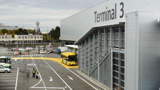 質素というより粗末、そして、遠い