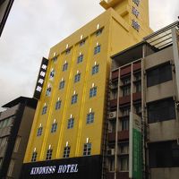 黄色いビルが目印。