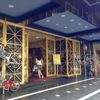 自転車の飾られた黄色い玄関です。