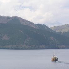 山上からの観光船の眺め(富士山の雪肌が微かに見えます）