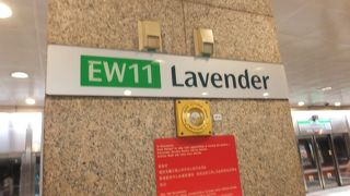 シティホールからは２駅、ブギスから一駅。