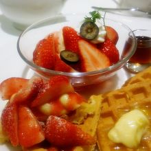 紅茶かコーヒー付きで1600円くらい