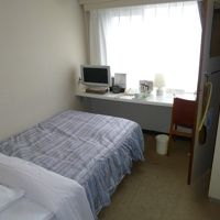 シングルルーム、ベットの奥のデットスペースが気になる