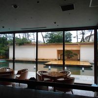 外に能の舞台が