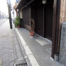 住宅街にある石碑。