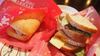 美味しいサンドイッチとコーヒーを