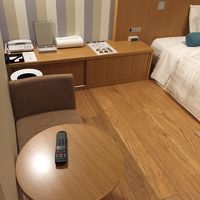 奥の棚の中にお茶やコーヒー、加湿器、nanoe、アイロンが入