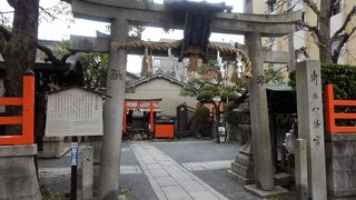 足利尊氏将軍が自ら邸宅内の守護神として観請したとされる古社