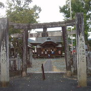 三角形の神社。