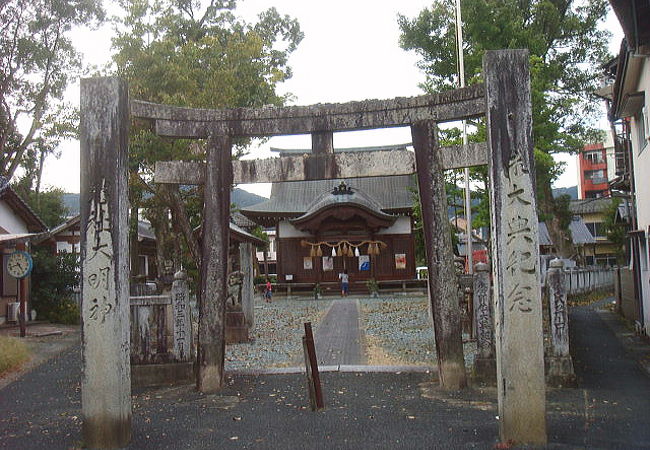 三角形の神社。