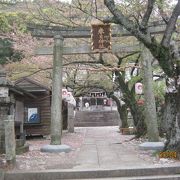 この神社も眉山のふもとにあります。