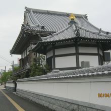 外壁ごしの本堂と手前が八角堂です。