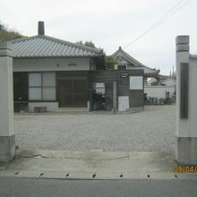 モラエスの墓は本堂左手にあります。