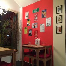 店内は狭いなりに工夫している感じ