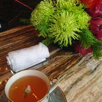 チェックイン時にまずウェルカムティーとおしぼりのサービス