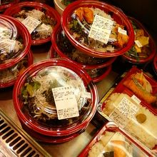 しらすを使ったものが必ずいくつかあります。