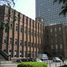 市政会館を裏側から見た状況です。時計が見えます。