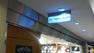 スマートなデザインや様々な色柄のシャツが多数ある