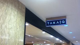 拡張された店内にスーツ等が沢山並んでいる