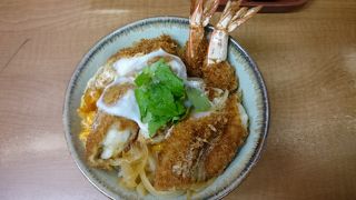 大きいエビフライが乗ったエビ丼