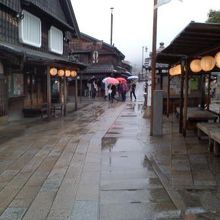 雨が降るストリート