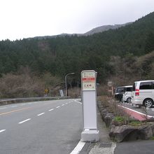 乙女峠バス停（前方の山上の右方面が乙女峠、下に乙女トンネル）
