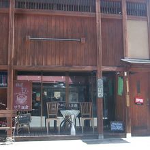温泉街の旧道によく似合うお店