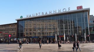 スーツケースはコインロッカーに預けることができます