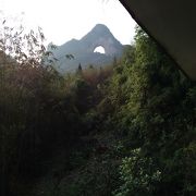 大きな穴の開いた山