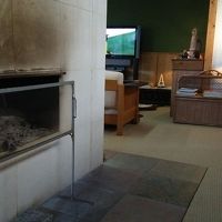 ロビー脇には暖炉が