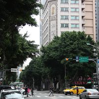 林森北路沿いで、北に4-5分歩くとMRT中山國小駅です。