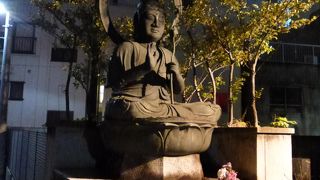 住宅街に浮かび上がっていました