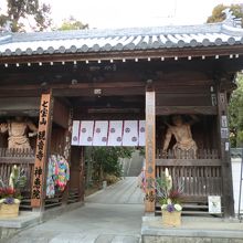 山門　二つの寺名が記載されています