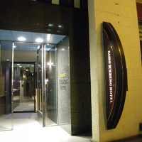 玄関左下はイタリア料理店です