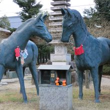 本山寺　2頭の馬の像