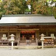 本殿と拝殿を繋ぐ階段が珍しい「丹生川上神社下社」