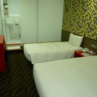 落ち着かないけばけばしい壁紙ですが・・・・