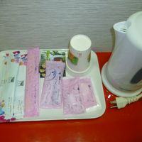 客室内のアメニティ、湯沸かし器に各種お茶、シャンプー類