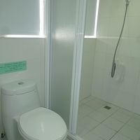 広めのシャワールーム、バスタブは有りません