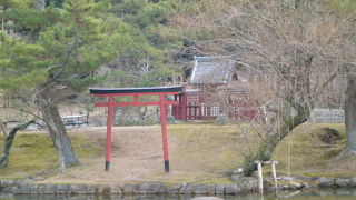 鏡池の奥には可愛い鳥居があります