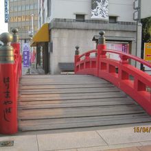 本当に小さな橋です。小川も狭いです。