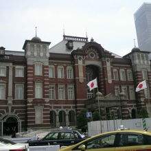 正面玄関に国旗が掲揚されている東京駅です。