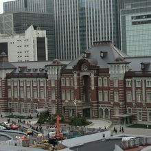 改修の済んだ東京駅の前広場では、工事が続いています。