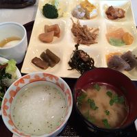 源泉粥のお好み朝食☆朝から取りすぎてしまう豊富なおばんざい