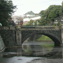 二重橋と奥に見える城郭部が見る人の視線を集めます。